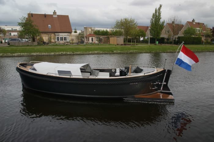 Explorez Rotterdam en une demi-journée : louez un bateau à moteur pour 3 h 45.