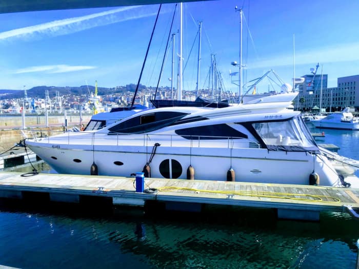 Breng 4 uur door op het water in Vigo, genietend van de zon en het heldere water.