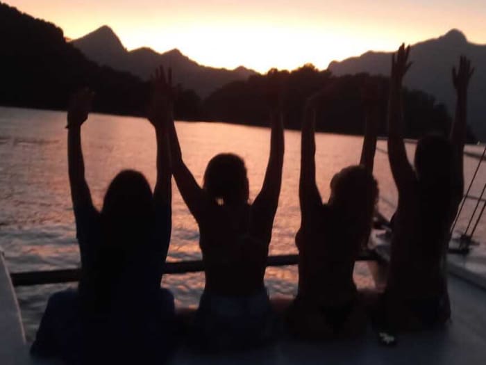 Erleben Sie Angra dos Reis wie nie zuvor auf einem Katamaran