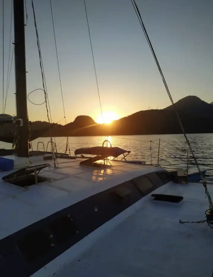 Erleben Sie Angra dos Reis wie nie zuvor auf einem Katamaran