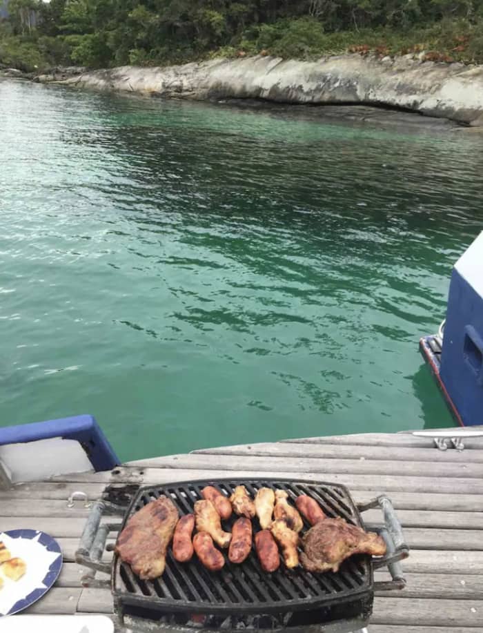 Erleben Sie Angra dos Reis wie nie zuvor auf einem Katamaran
