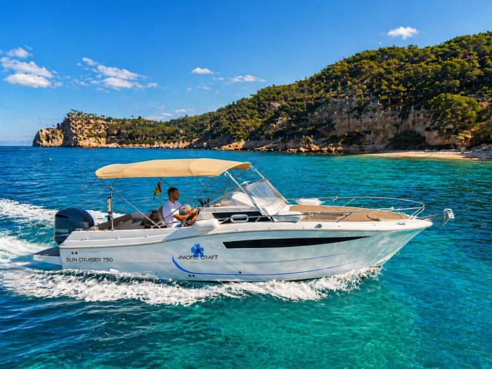 Boat rental with skipper for 4 hours in Palma de Mallorca 🚤 Fuel included, crystal clear coves and snorkeling