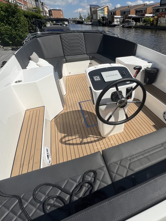 Discover the Alkmaar area in 3 hours by motorboat.