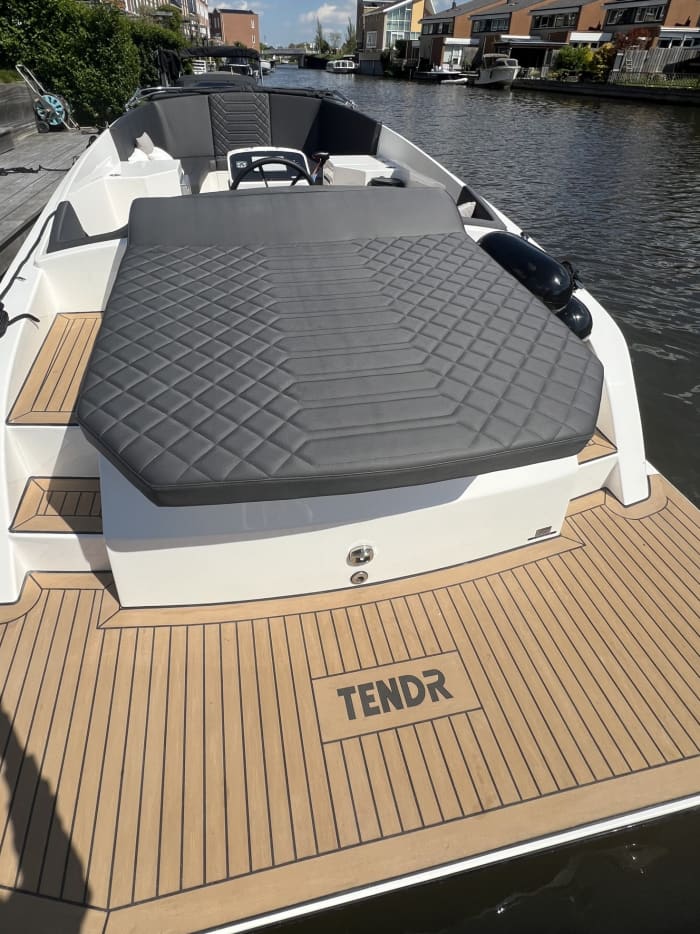Discover the Alkmaar area in 3 hours by motorboat.