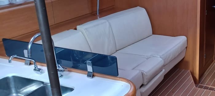 Een hele dag op een zeiljacht om Procida en Ischia te ontdekken.