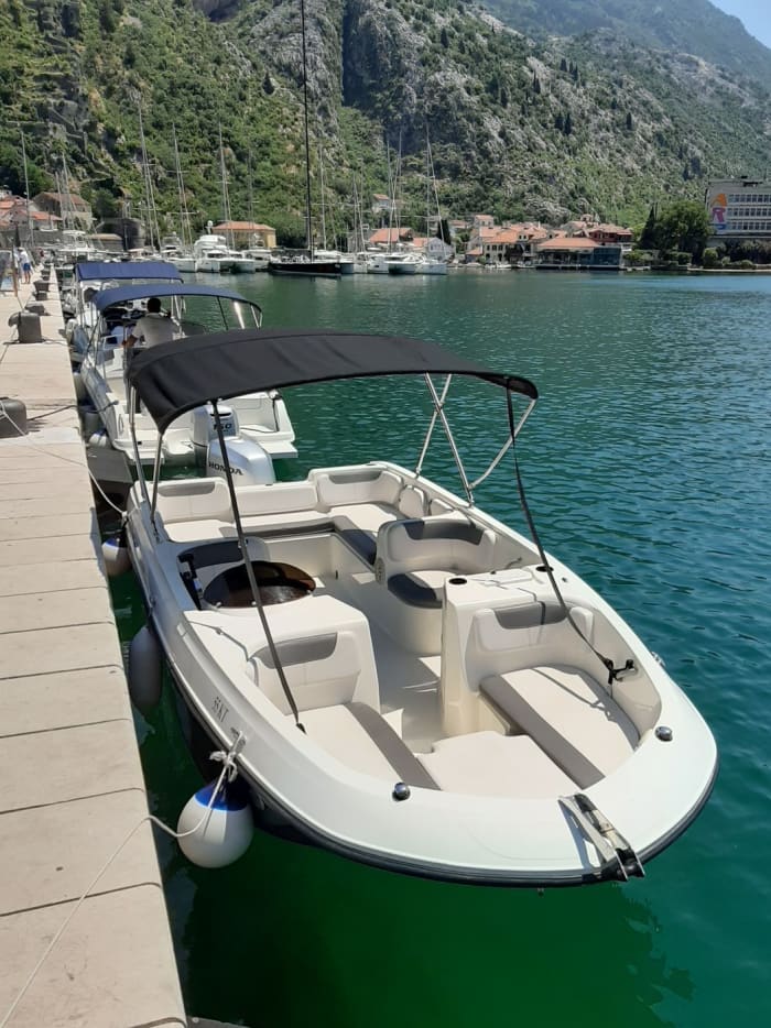 Prenez une demi-journée pour vous détendre sur un bateau à moteur à Kotor.
