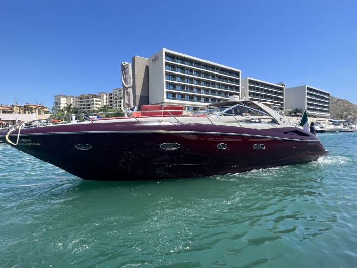 Upptäck Cabo San Lucas stränder: En komplett dagsutflykt ombord på en motorbåt