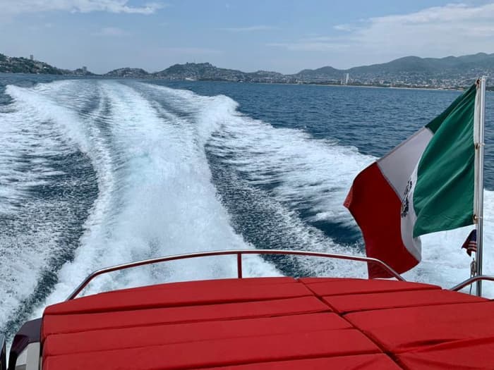 Upptäck Cabo San Lucas stränder: En komplett dagsutflykt ombord på en motorbåt