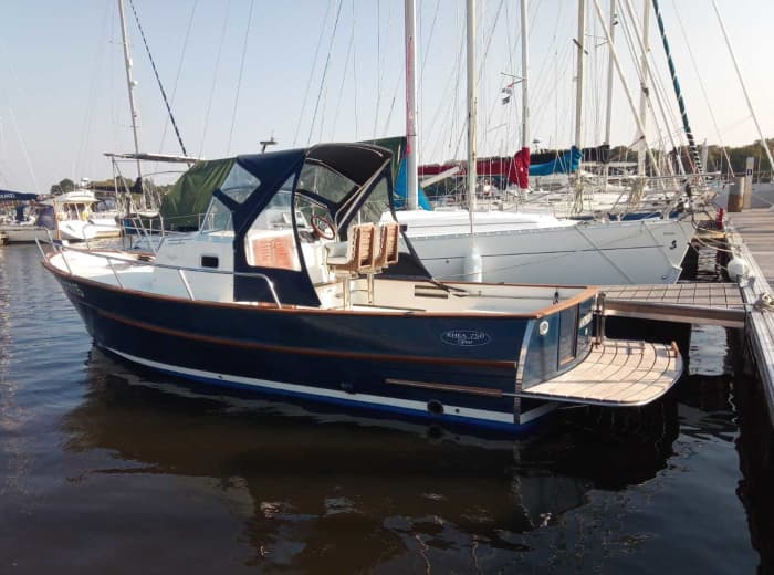 Nehmen Sie sich einen halben Tag Zeit, um sich auf einem Motorboot in Port-la-Forêt zu entspannen.