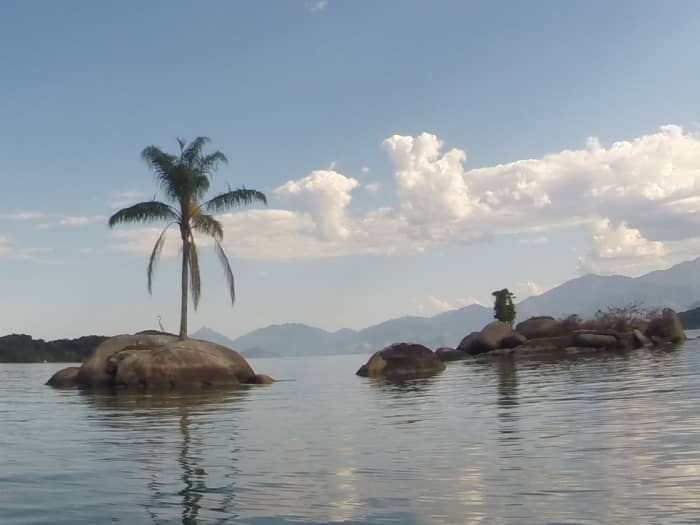 Spend a 7h sailing around Paraty on a sailboat