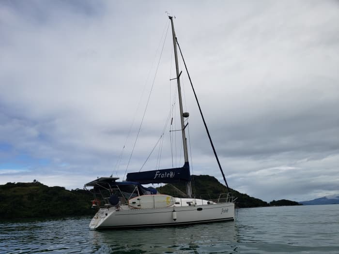 Spend a 7h sailing around Paraty on a sailboat