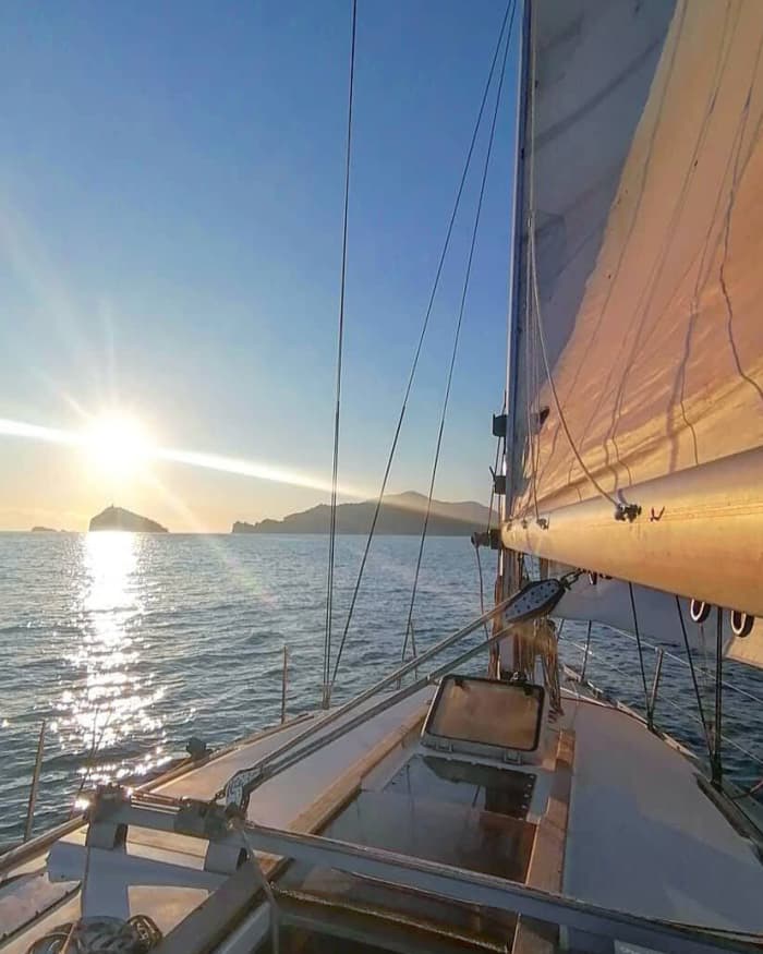 Zet koers naar plezier: een hele dag authentiek zeilen in La Spezia op een zeilboot.