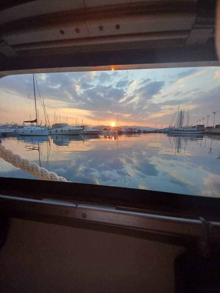 Zet koers naar plezier: een hele dag authentiek zeilen in La Spezia op een zeilboot.