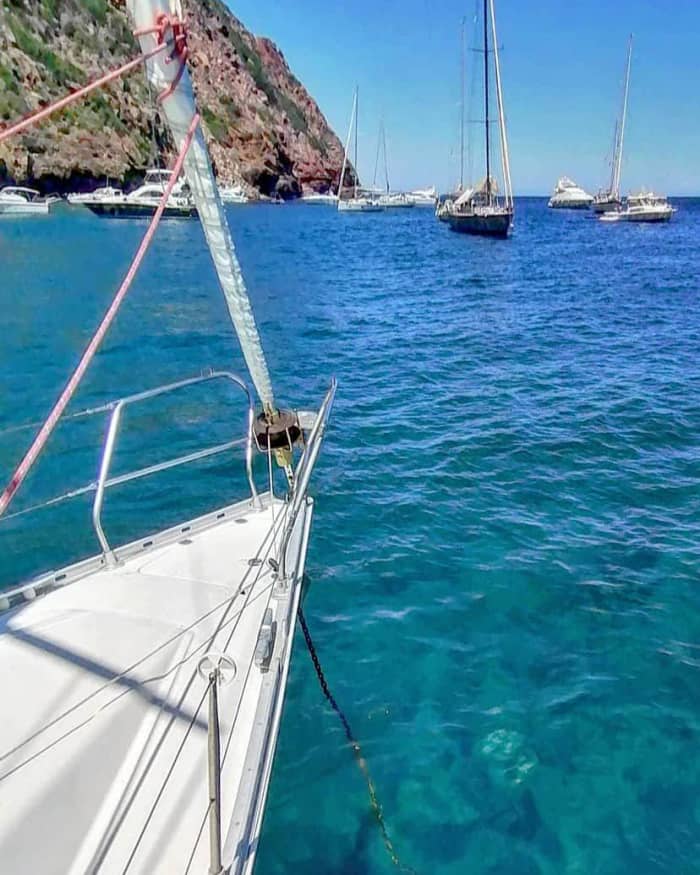 Zet koers naar plezier: een hele dag authentiek zeilen in La Spezia op een zeilboot.