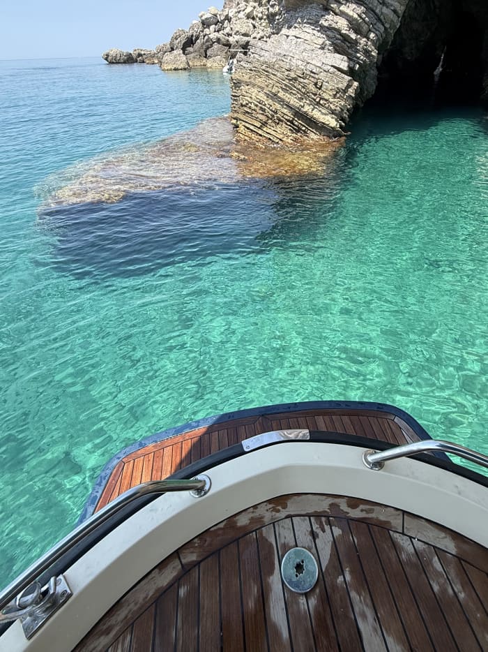 Privater Bootsausflug rund um Bar mit einem Motorboot