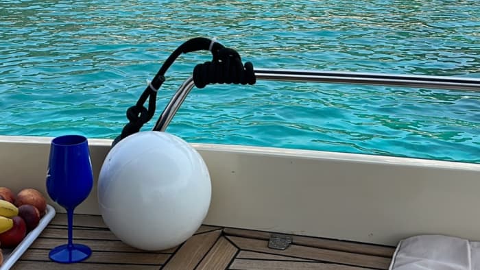 Privé boottocht rond Bar op een motorboot.