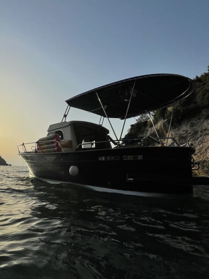 Privé boottocht rond Bar op een motorboot.