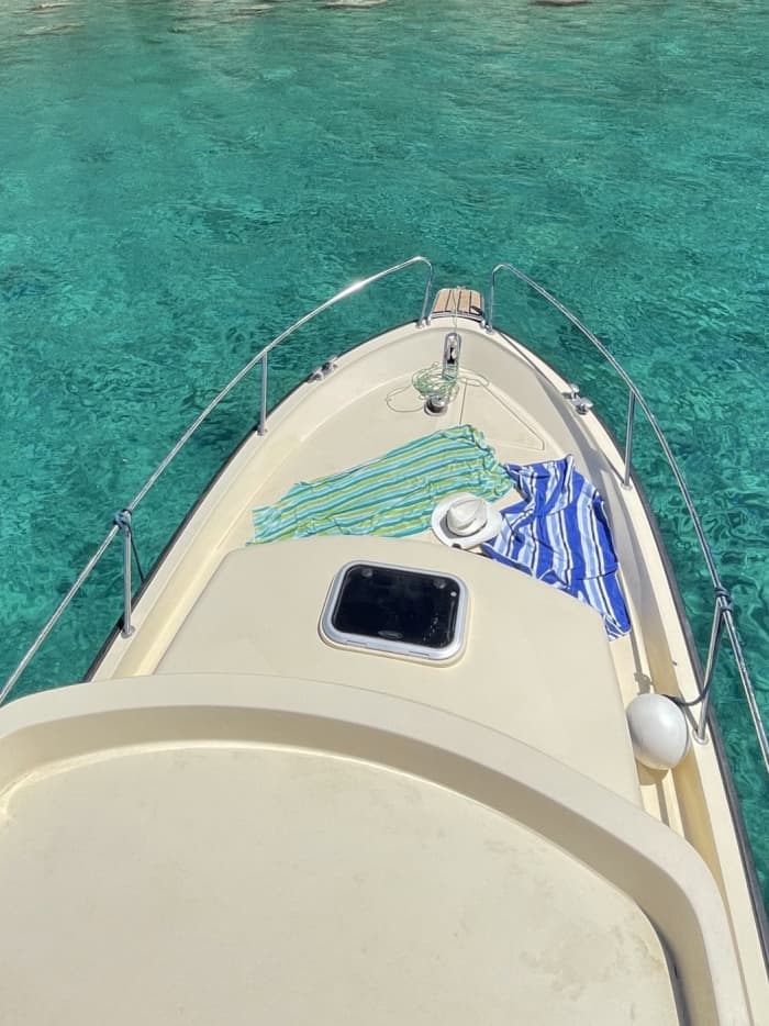 Privé boottocht rond Bar op een motorboot.