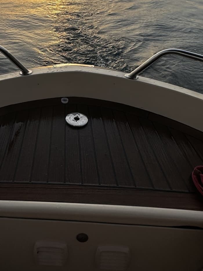 Privé boottocht rond Bar op een motorboot.