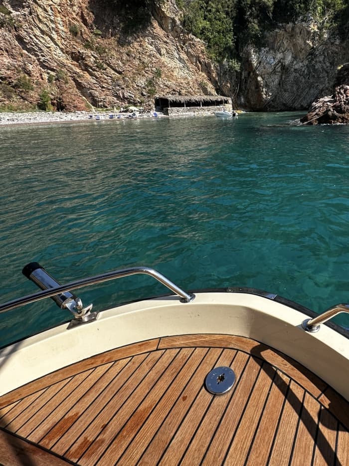 Privé boottocht rond Bar op een motorboot.