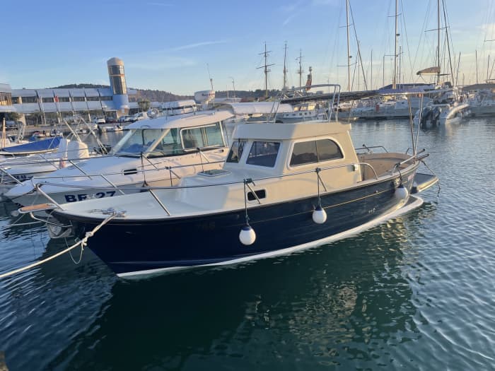 Privé boottocht rond Bar op een motorboot.