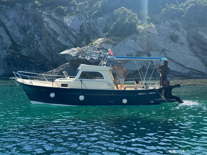 Privé boottocht rond Bar op een motorboot.