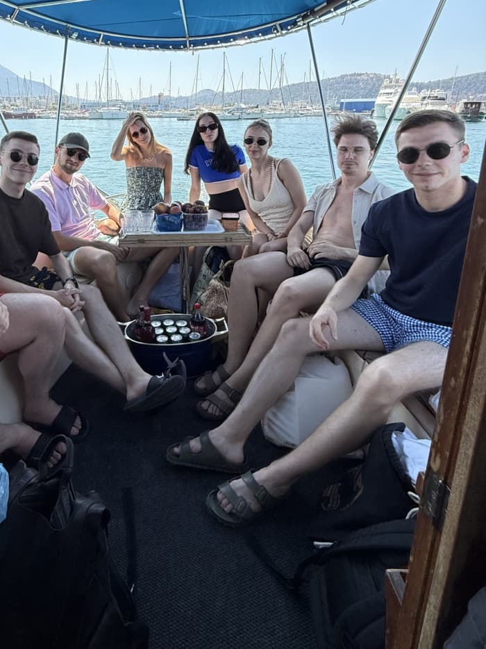 Privé boottocht rond Bar op een motorboot.