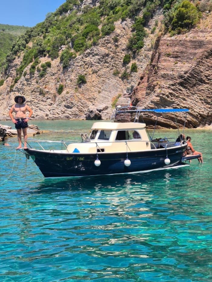 Privé boottocht rond Bar op een motorboot.
