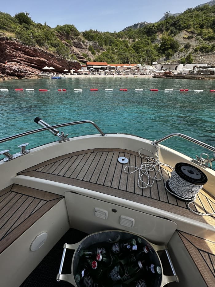 Privé boottocht rond Bar op een motorboot.