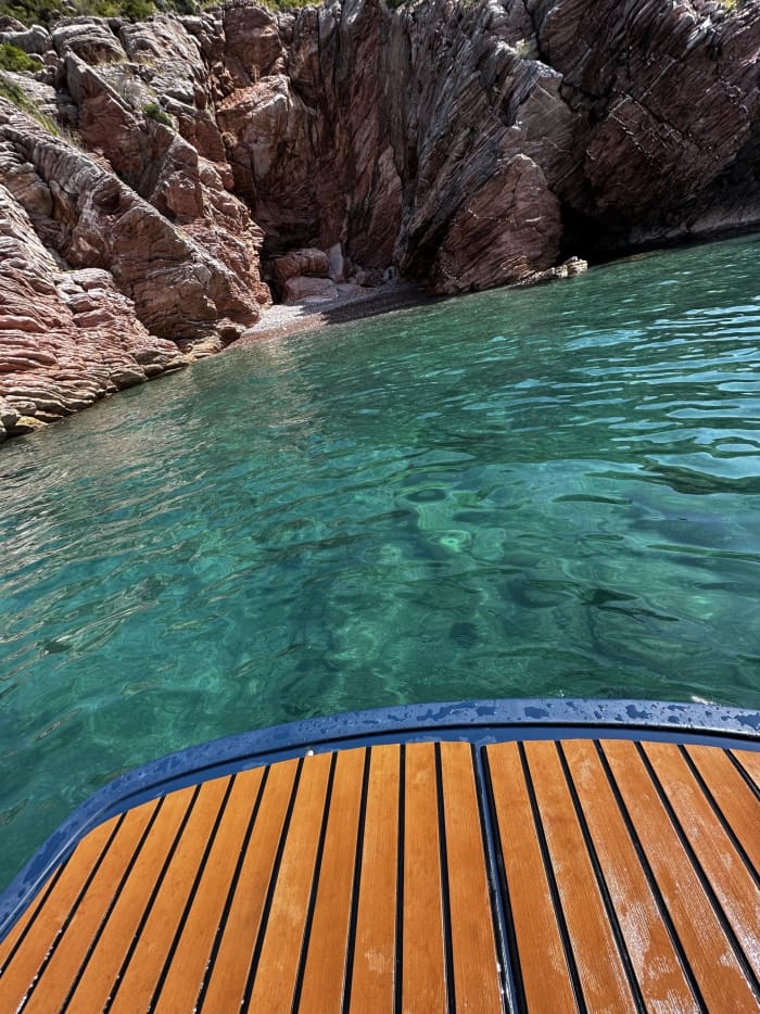Privé boottocht rond Bar op een motorboot.