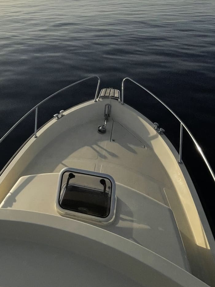 Privé boottocht rond Bar op een motorboot.