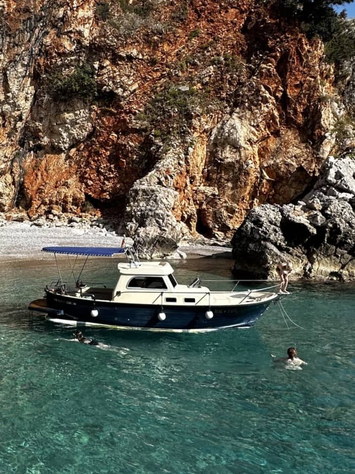Privé boottocht rond Bar op een motorboot.