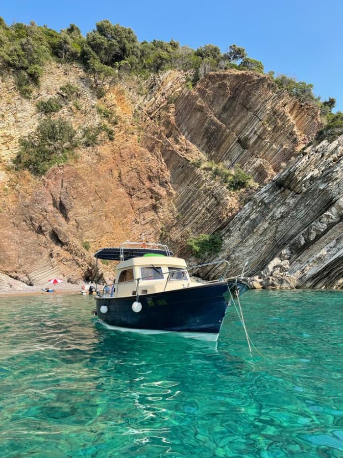 Privé boottocht rond Bar op een motorboot.