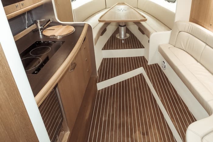 Mezza giornata di lusso a bordo di uno yacht a motore.