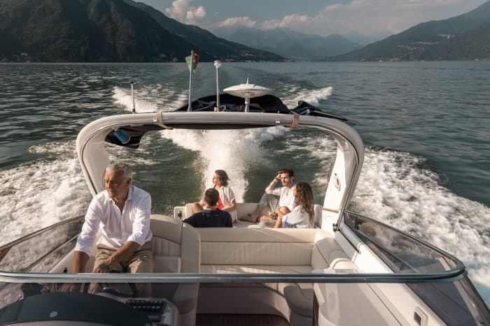 Mezza giornata di lusso a bordo di uno yacht a motore.
