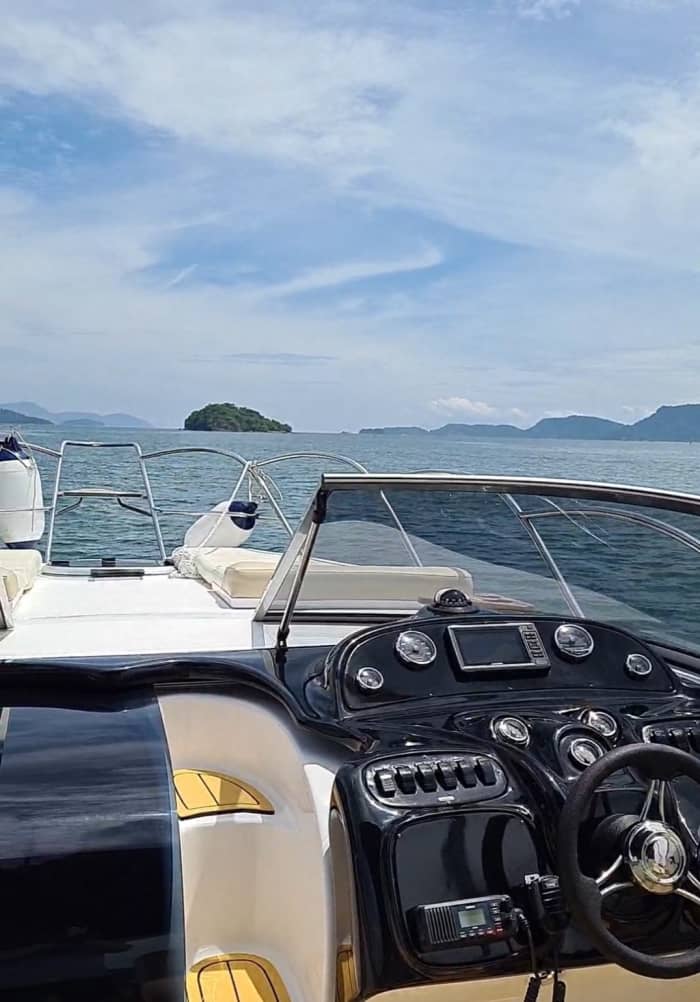 Explore Angra dos Reis by boat: A full day on the water aboard a motorboat