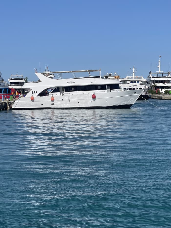 Excursion d'une journée : Découvrez Hurghada à bord d'un yacht à moteur de luxe