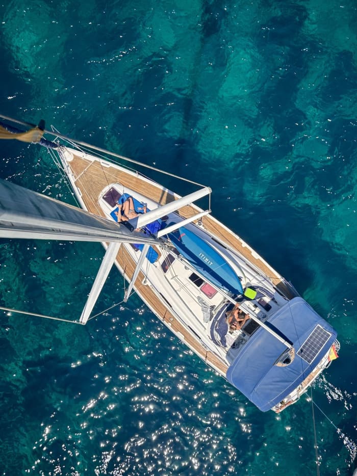 Spend 10h on the warm waters of Menorca