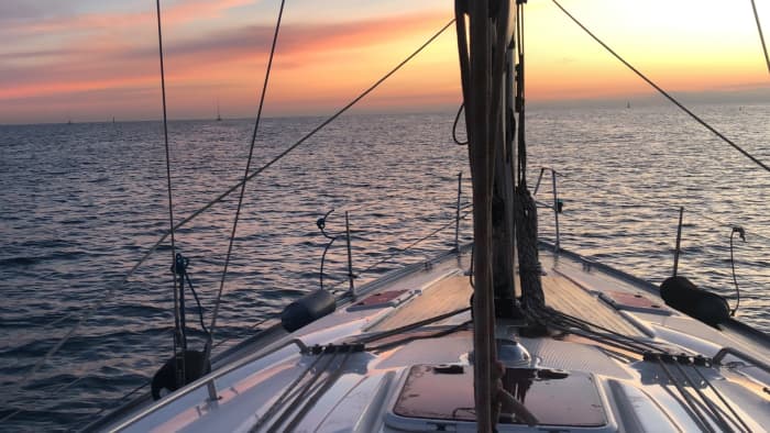 Spend 10h on the warm waters of Menorca