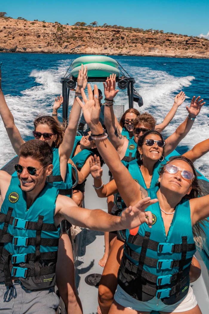4-hour motorboat getaway to the hidden gems of Mallorca