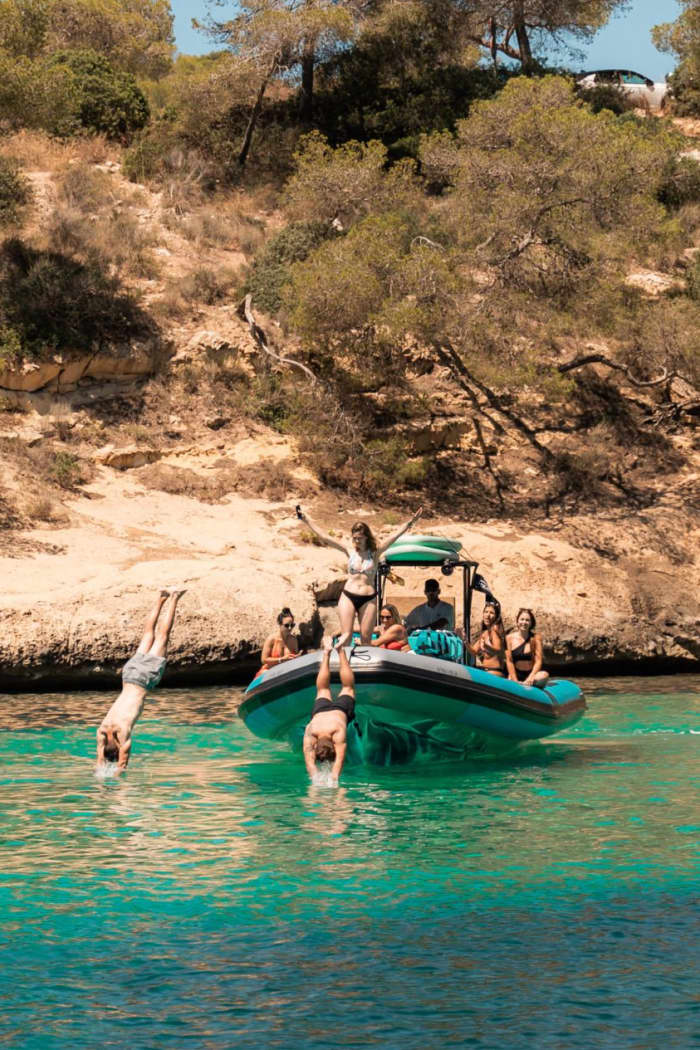 4-hour motorboat getaway to the hidden gems of Mallorca
