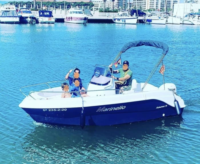 Spend 9h on the warm waters of L'Estartit