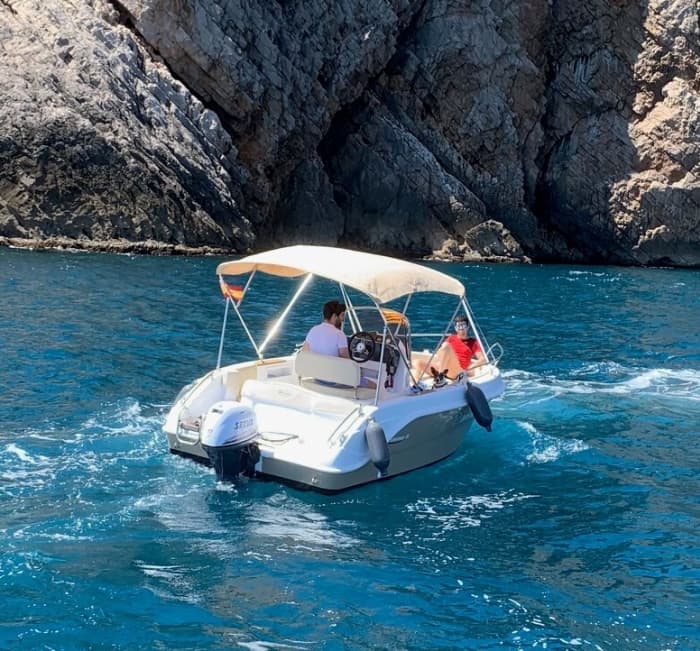 Spend 9h on the warm waters of L'Estartit