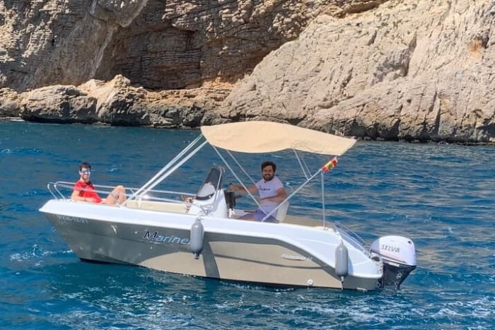 Spend 9h on the warm waters of L'Estartit