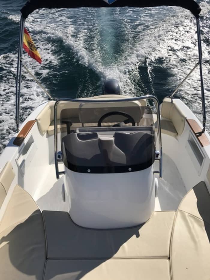 Spend 9h on the warm waters of L'Estartit