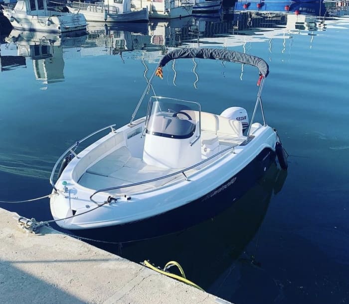 Spend 9h on the warm waters of L'Estartit