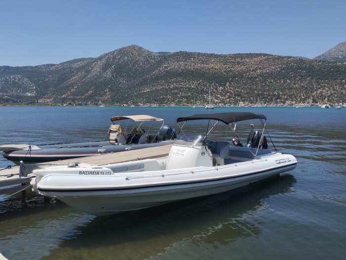 Découvrez Lefkada : une journée ensoleillée en bateau à moteur