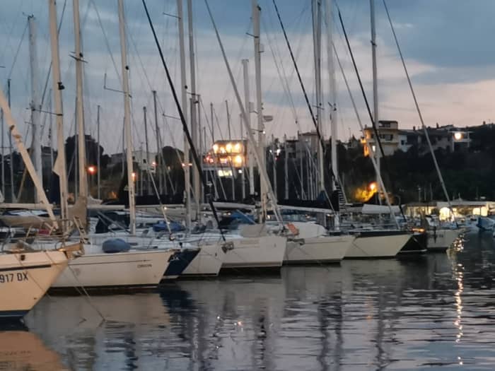 Zet koers naar plezier: een hele dag authentiek zeilen in Cagliari op een zeilboot.