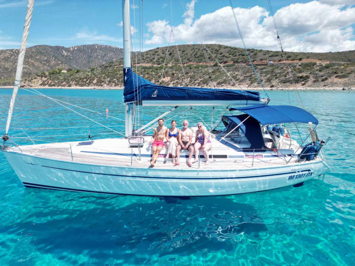 Zet koers naar plezier: een hele dag authentiek zeilen in Cagliari op een zeilboot.