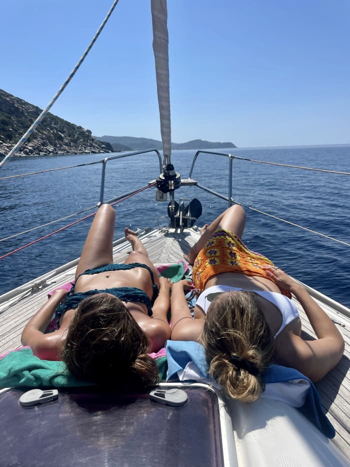 Zet koers naar plezier: een hele dag authentiek zeilen in Cagliari op een zeilboot.